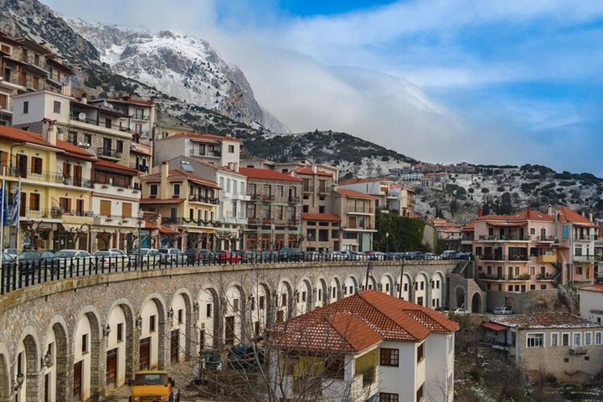 un oraș cu un pod, clădiri și un munte