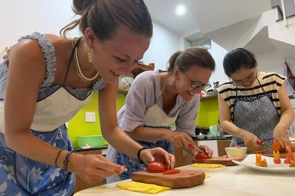 três mulheres em pé na cozinha preparando comida