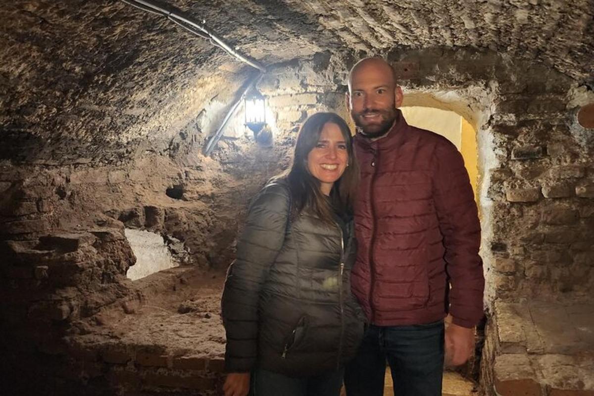 muž a žena stojaci v tuneli