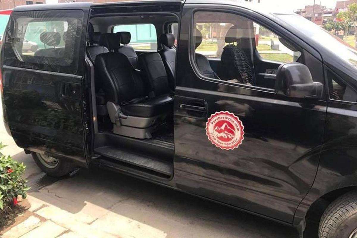 un furgone nero con un emblema rosso sulla portiera