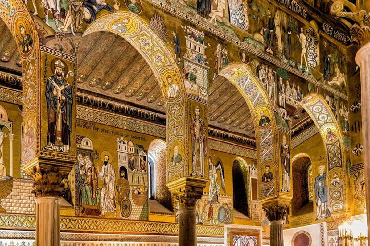 uma grande sala com pinturas nas paredes de uma igreja