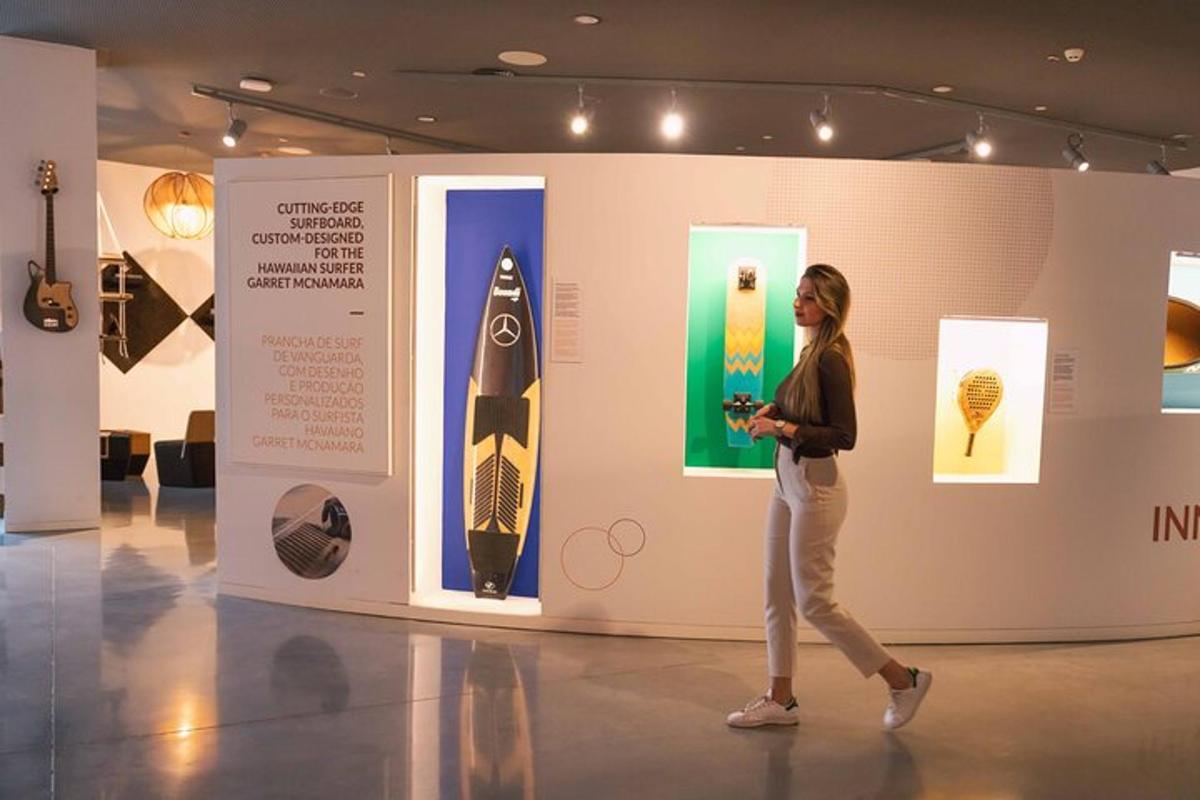 žena kráčející před expozicí v muzeu
