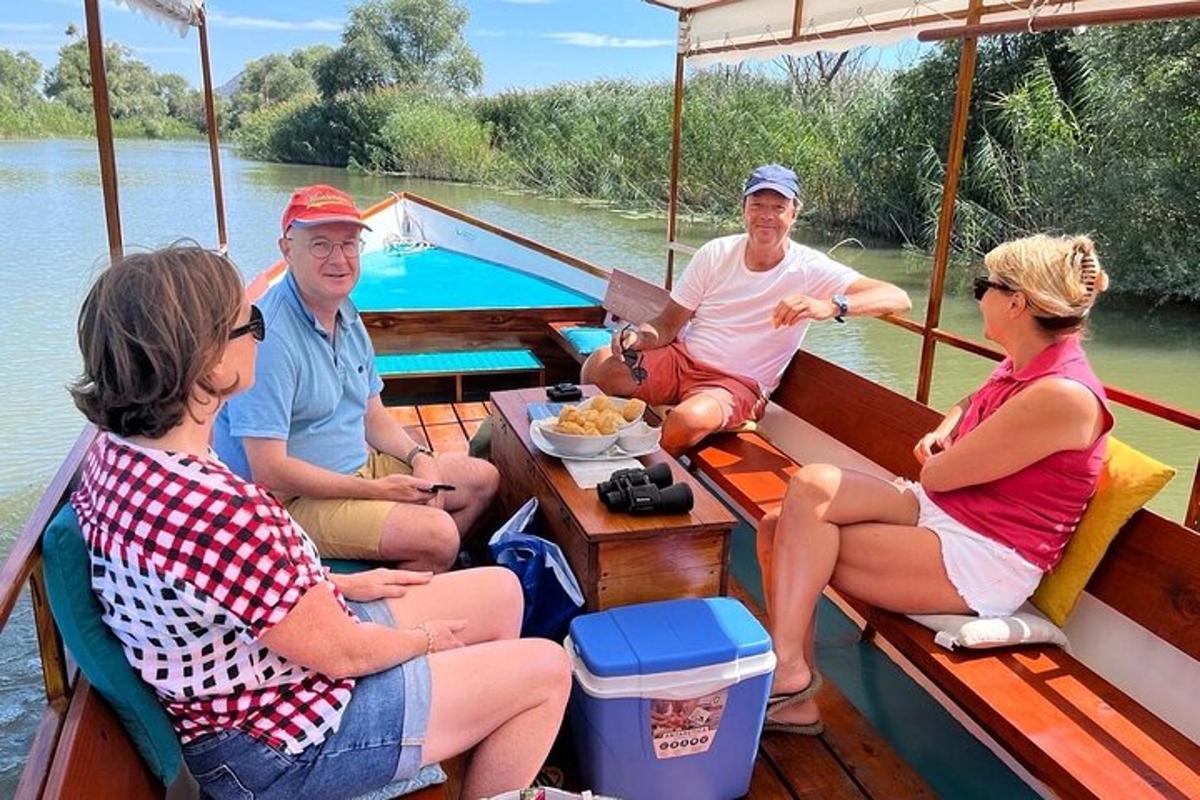 eine Gruppe von Menschen sitzt auf einem Boot auf dem Wasser