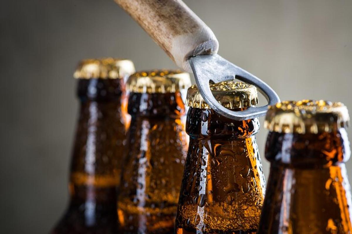 kumpulan botol bir dengan pembuka botol