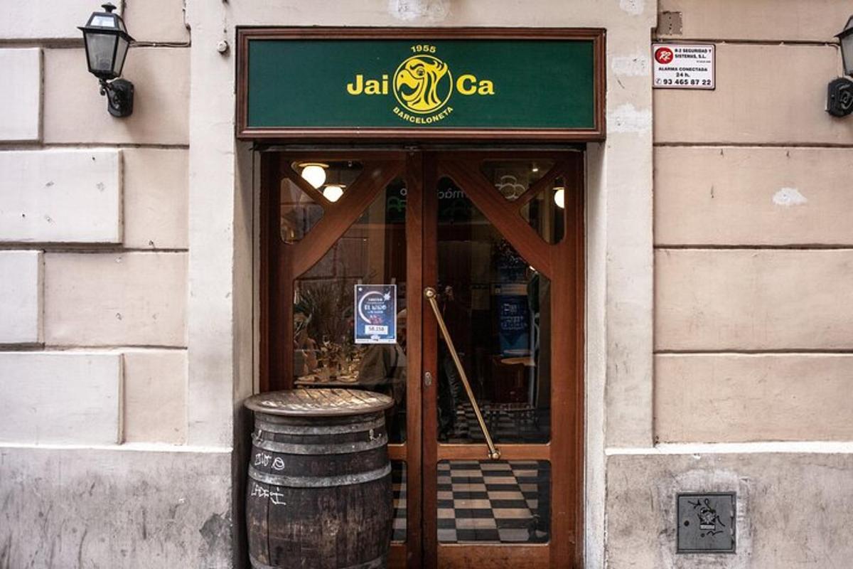 pintu ke restoran dengan tong di hadapannya