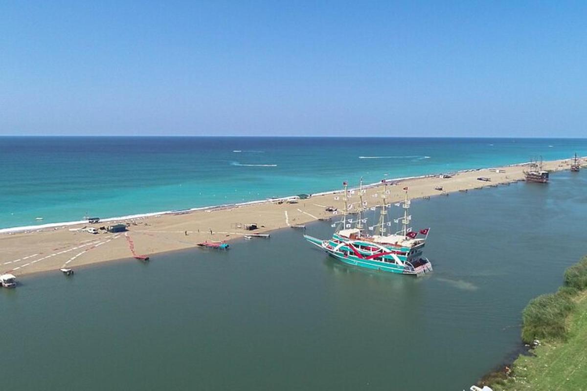 una barca in acqua vicino a una spiaggia