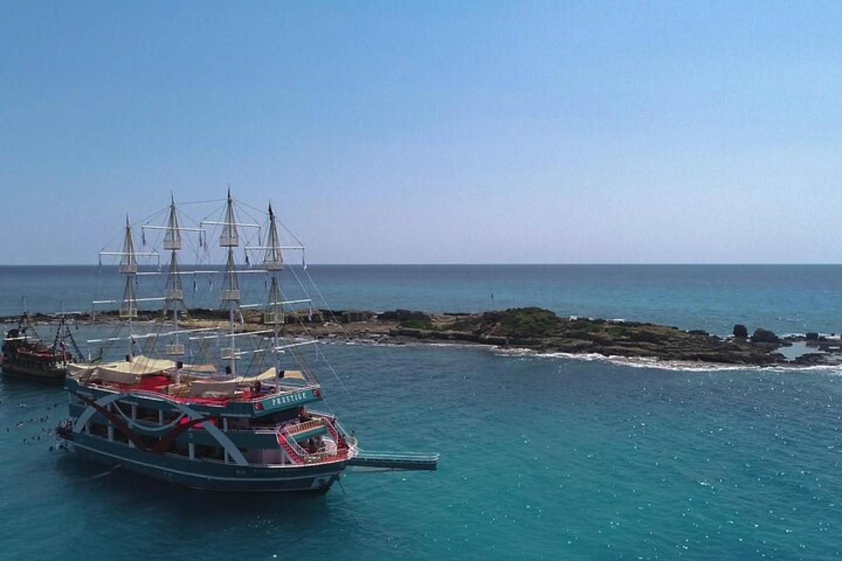 due barche attraccate in acqua accanto a una piccola isola