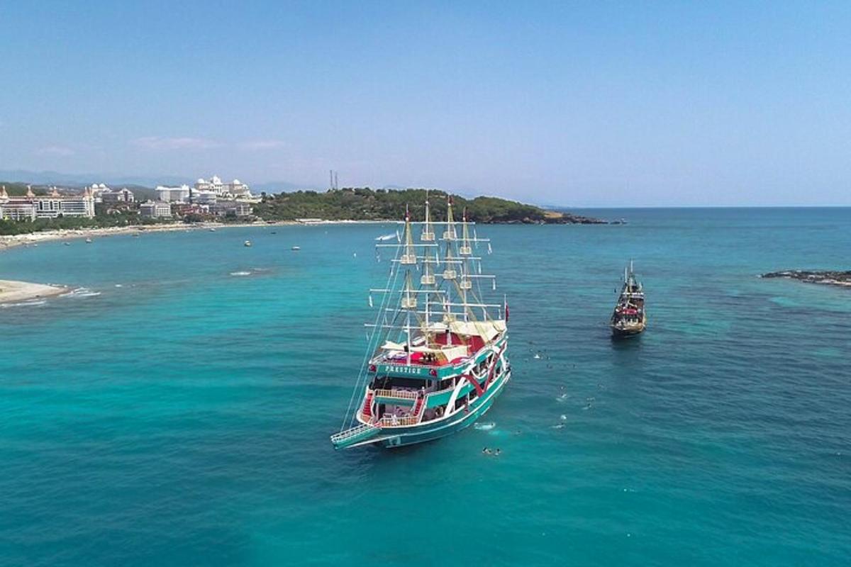 due barche che galleggiano nell'acqua vicino a una spiaggia