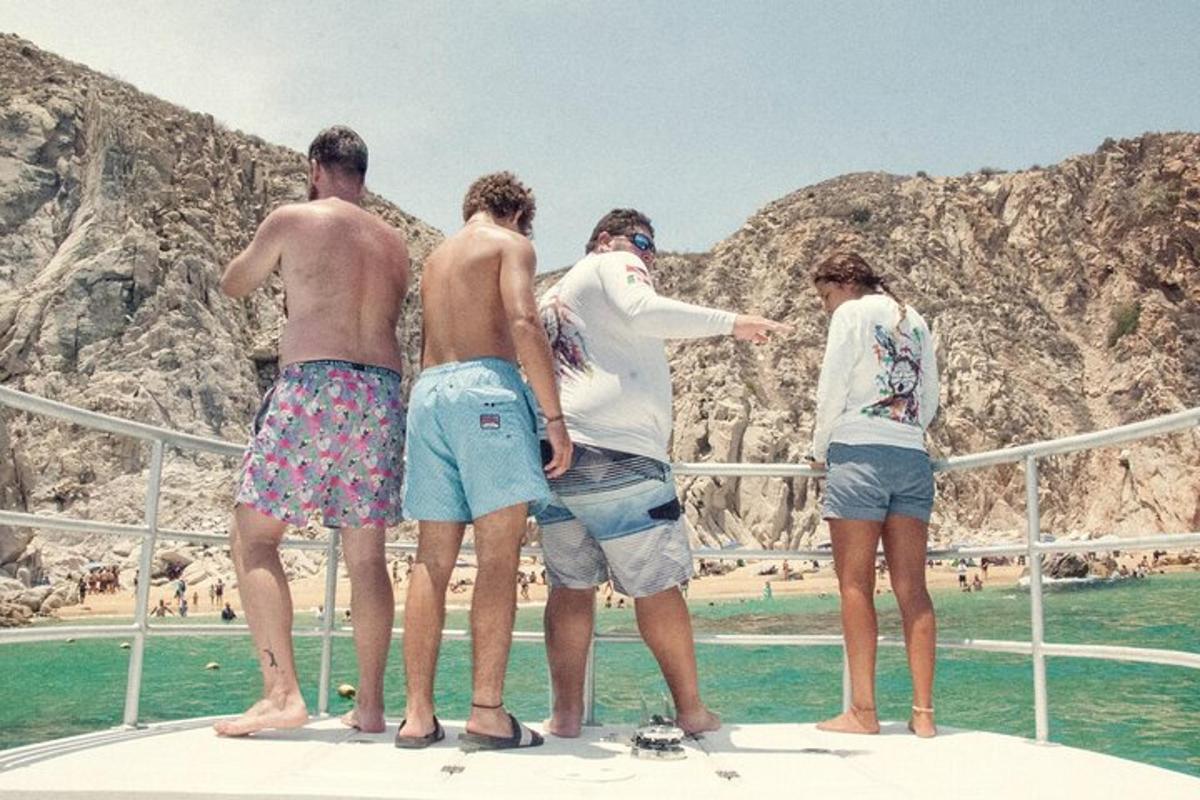 un gruppo di persone in piedi su una barca vicino all'acqua