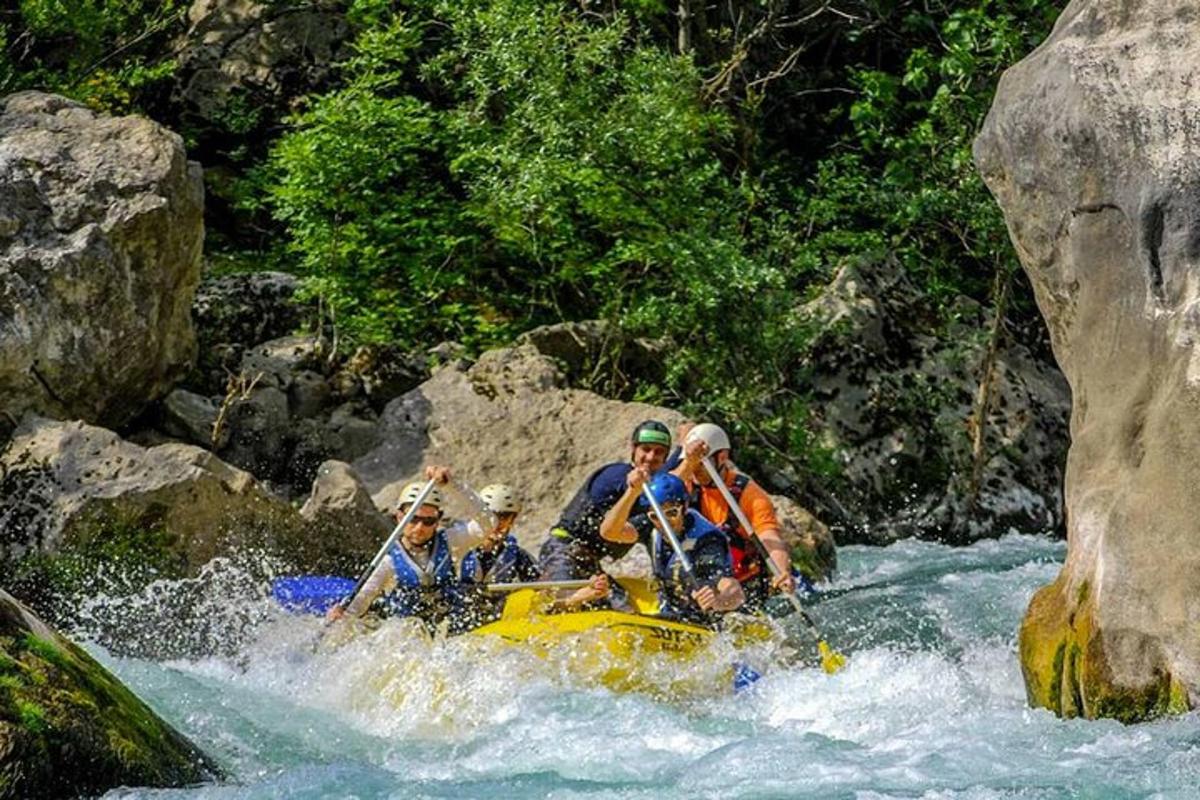 un grup de oameni pe o plută într-un râu