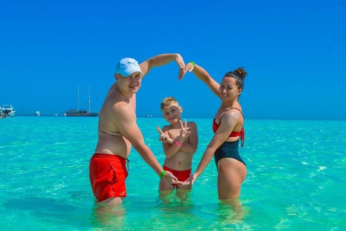 due donne e un bambino in piedi nell'oceano