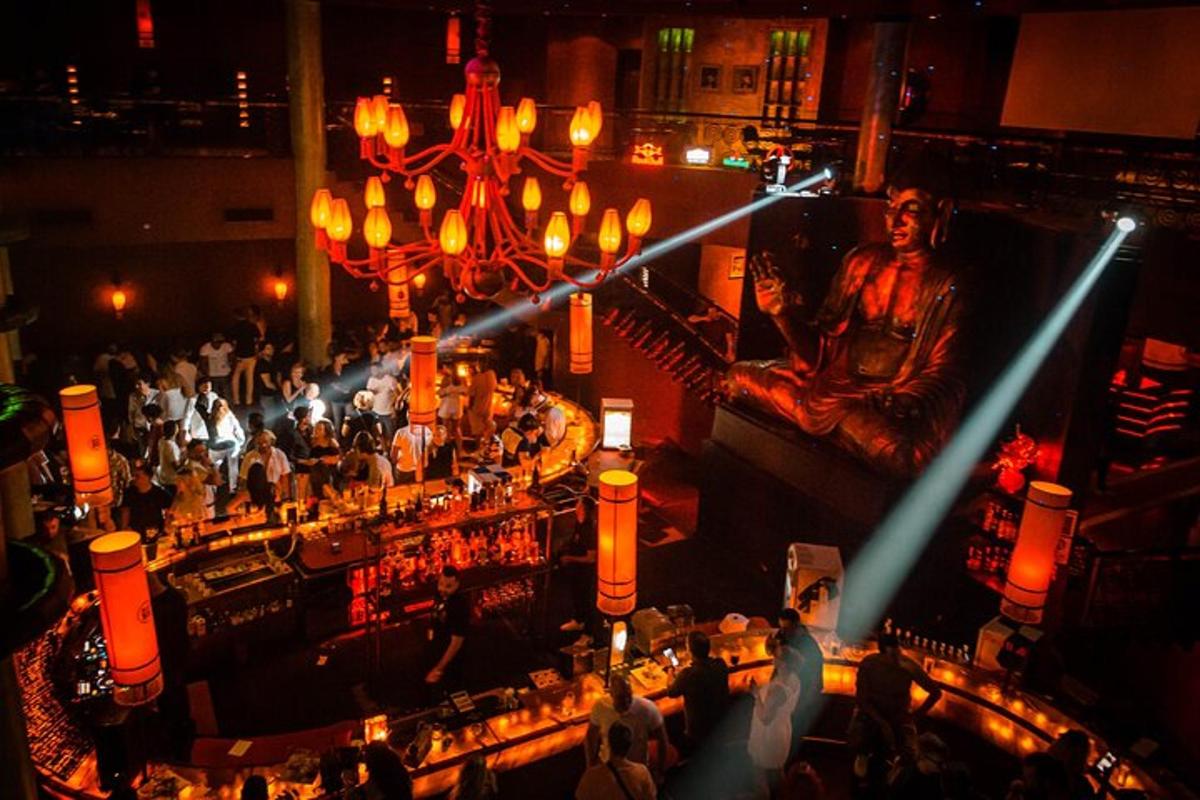 una folla di persone in un bar di notte