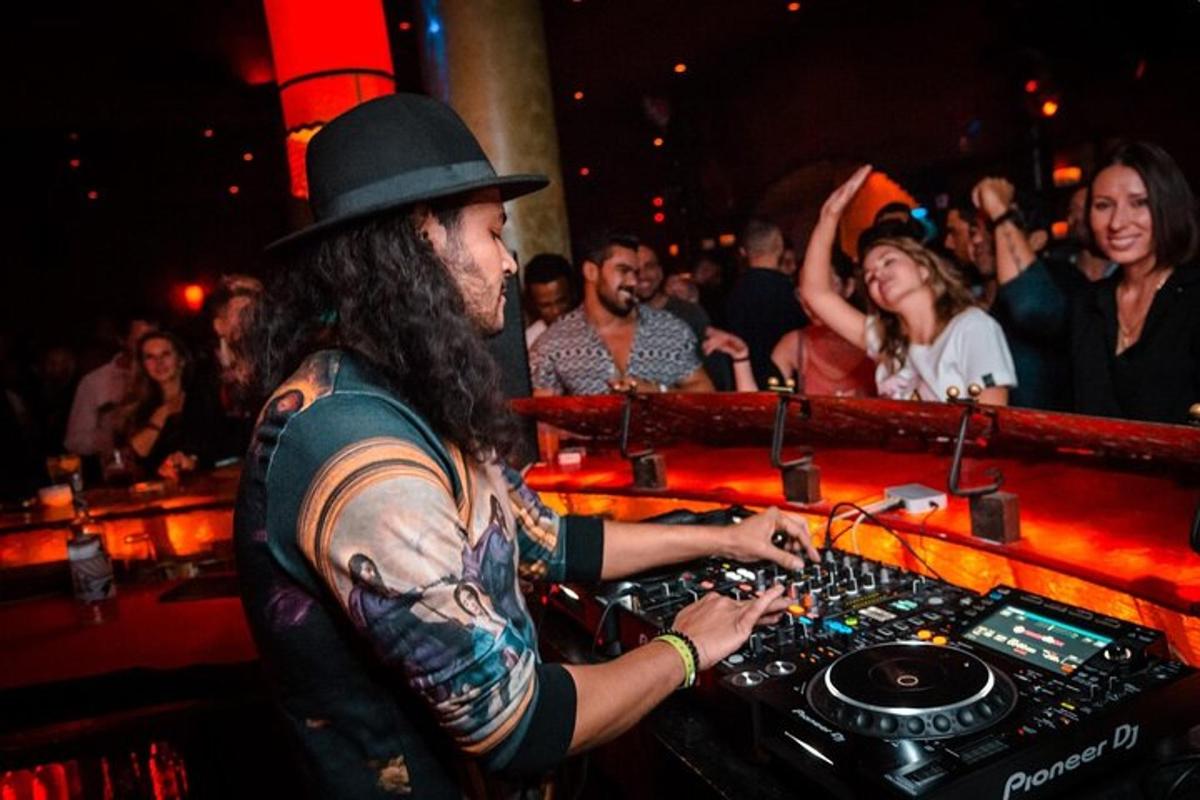 un uomo con un cappello che suona musica a una festa