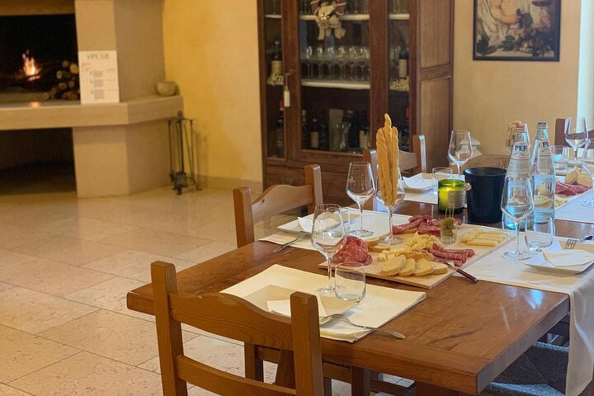 una taula de fusta amb copes de vi i menjar a sobre