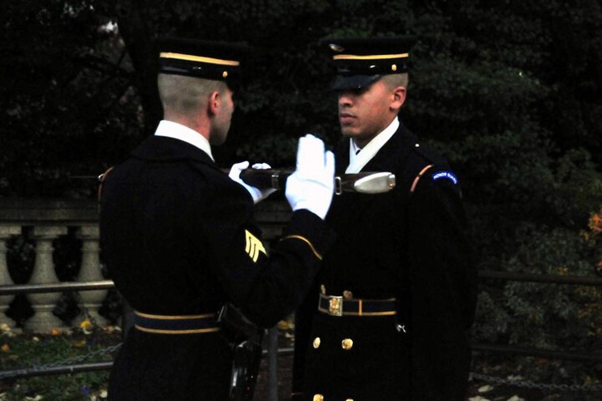 dois homens em uniformes militares parados um ao lado do outro