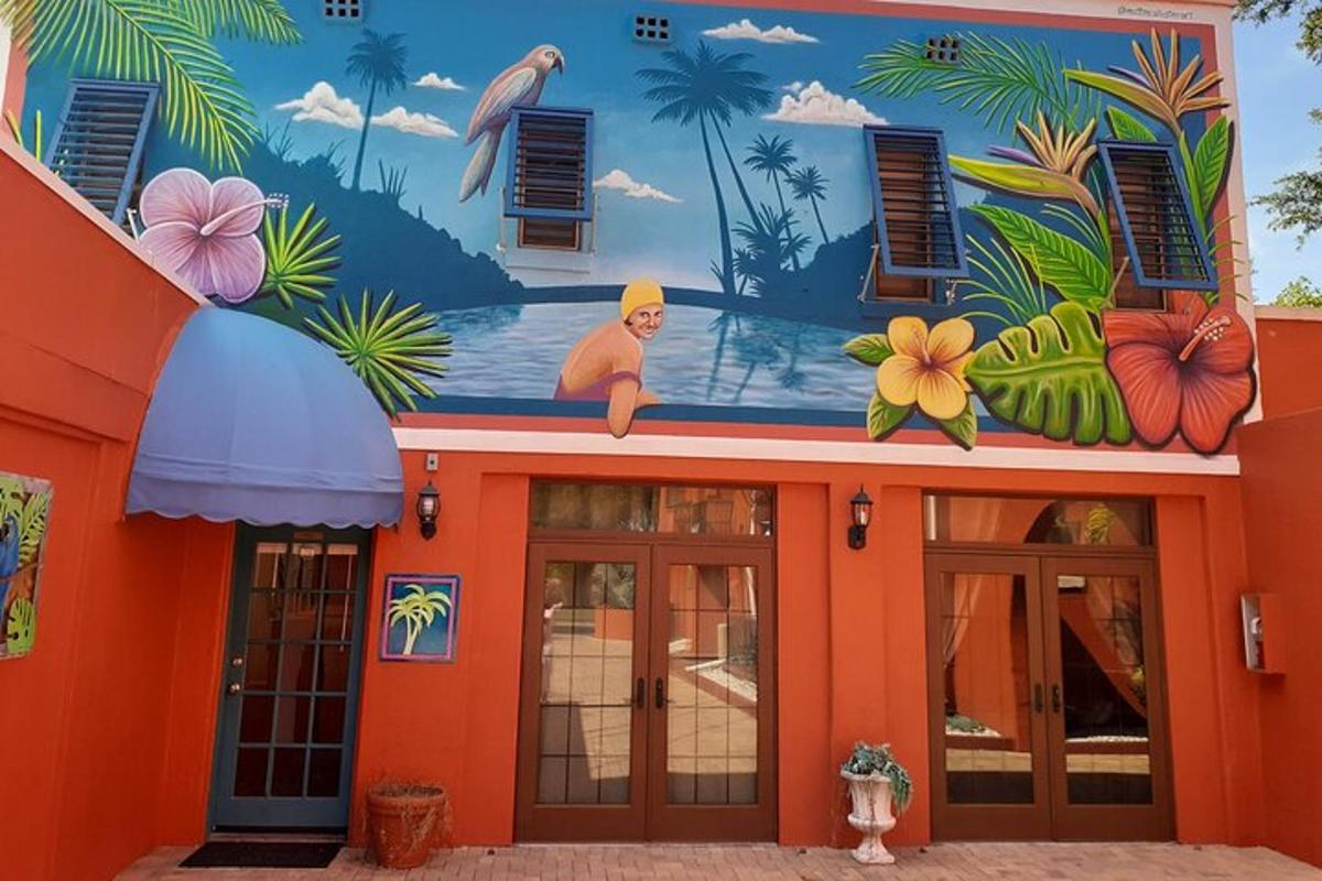 un edificio con un murale sul lato
