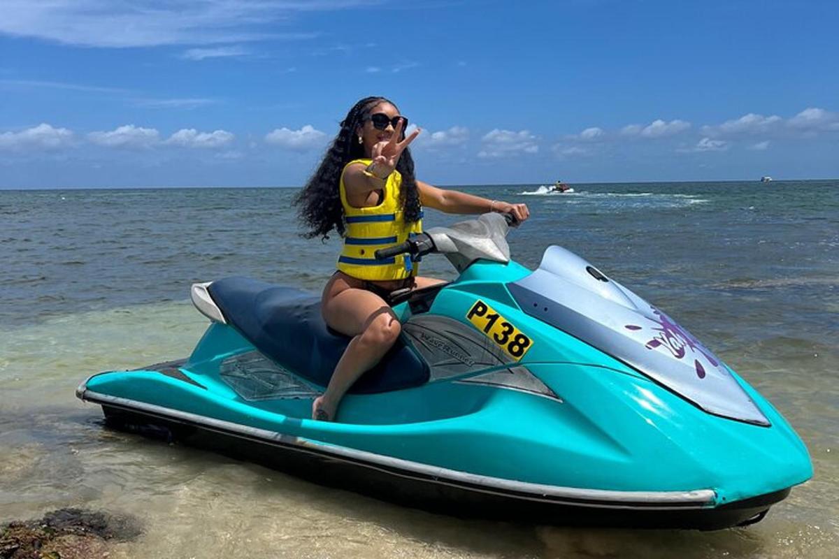Egy nő jetski-n ül a tengerparton