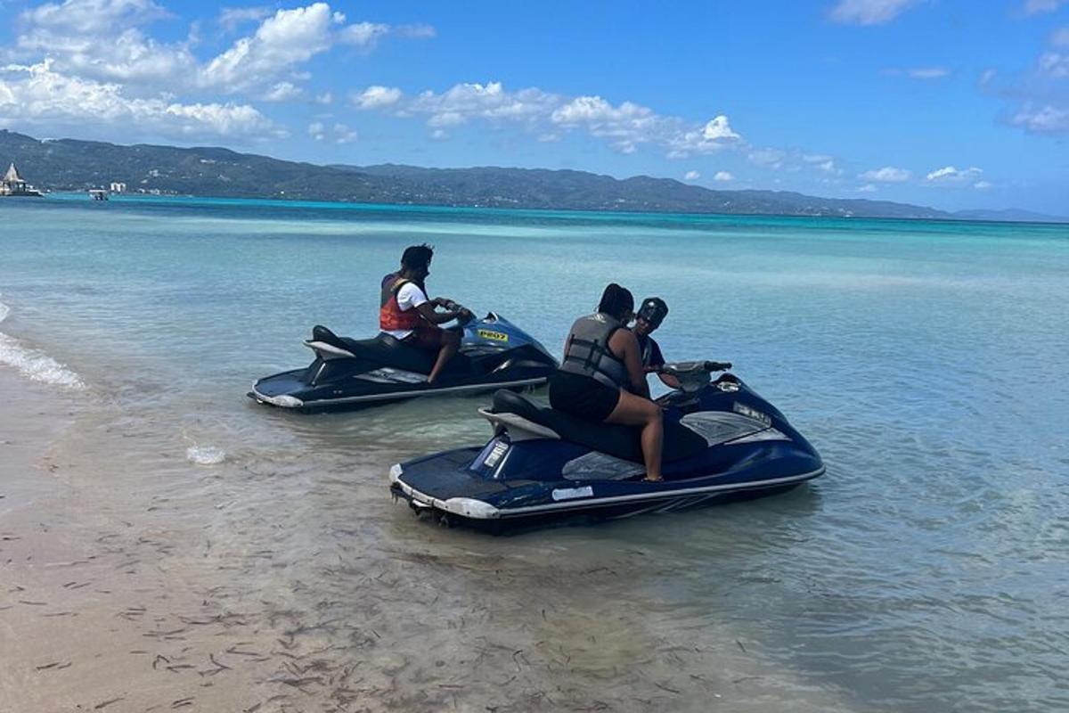 sekelompok orang yang mengendarai perahu bertenaga air di pantai