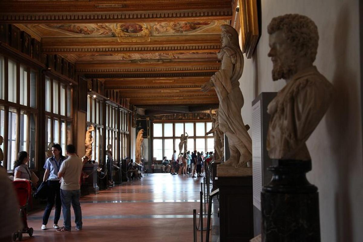 un corridoio con persone in un museo con una statua