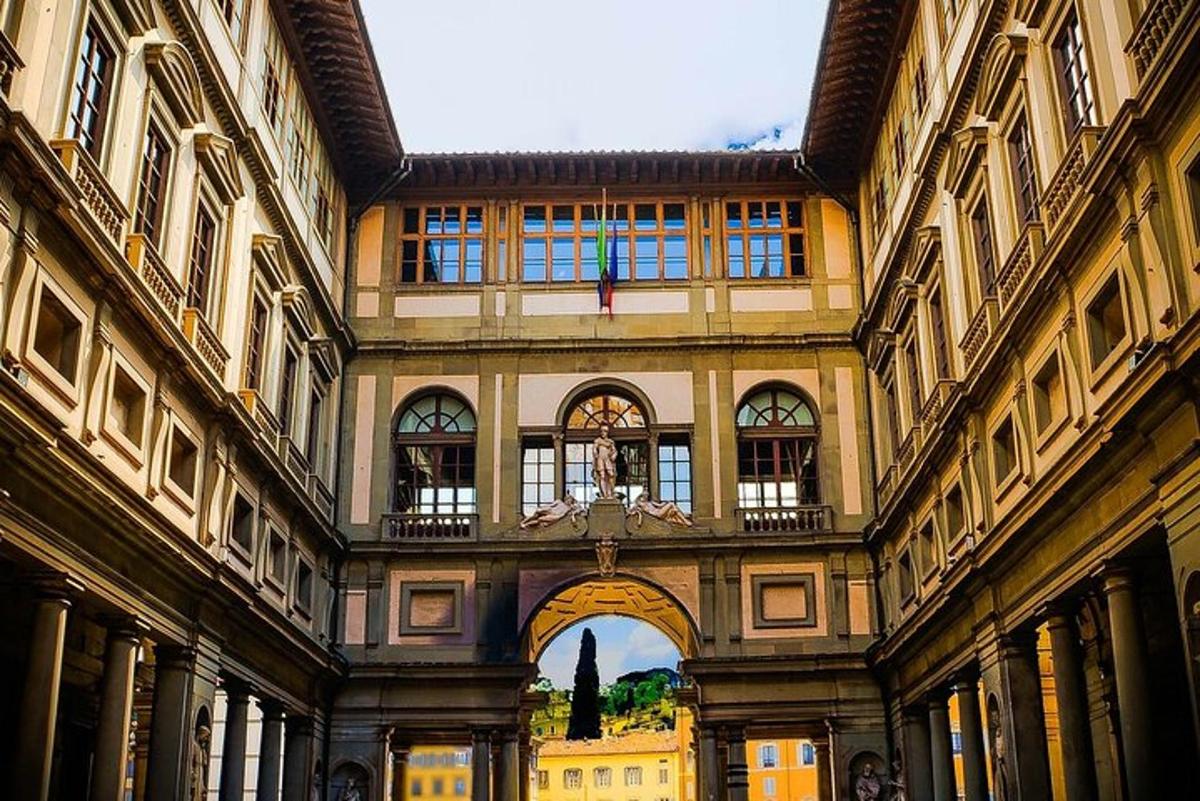 un grande edificio con un arco al centro