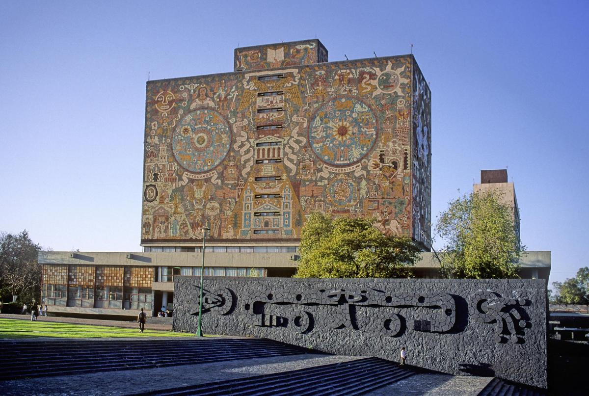 Un edificio con un reloj en el costado.