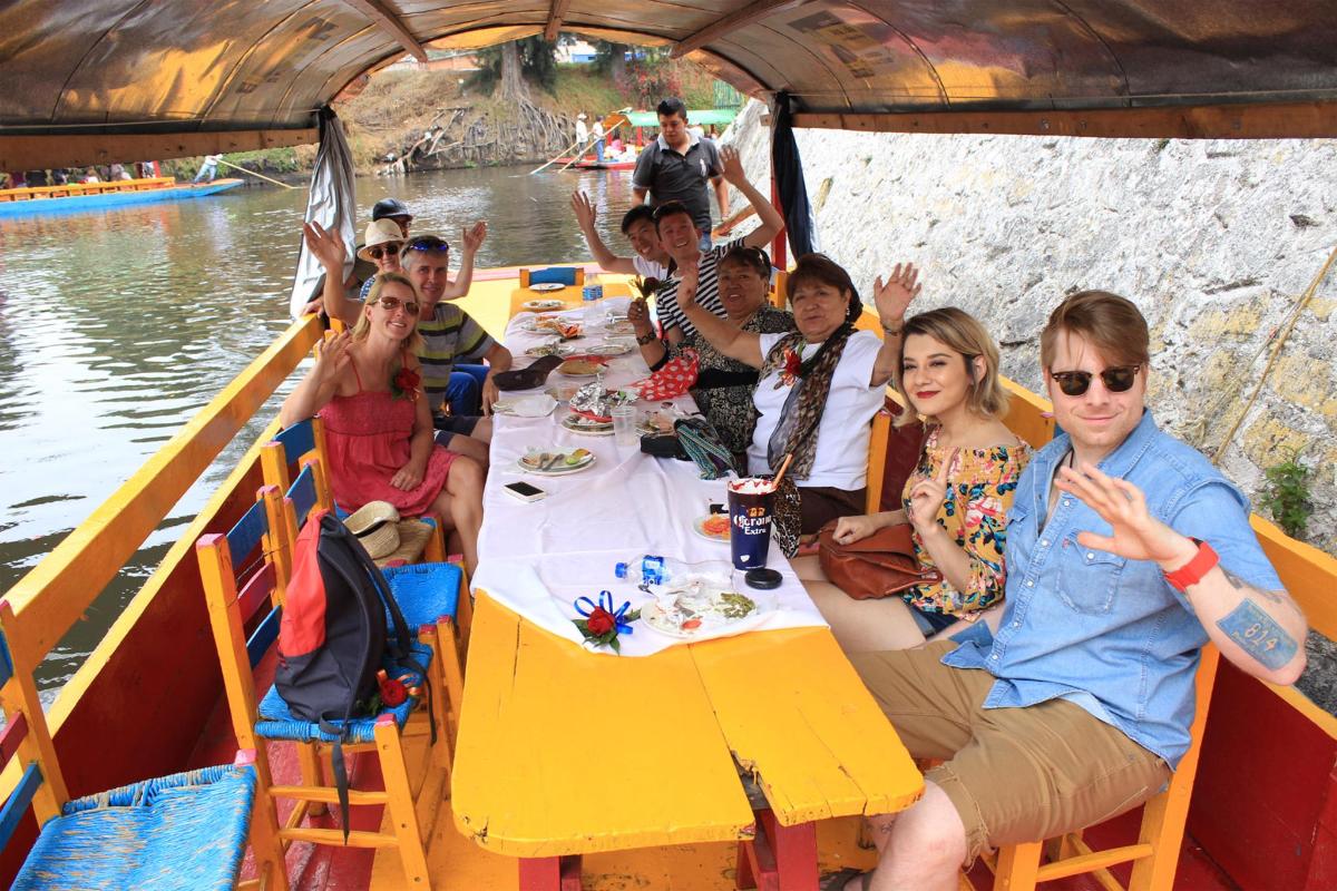 Un grupo de personas sentadas en una mesa en un barco.