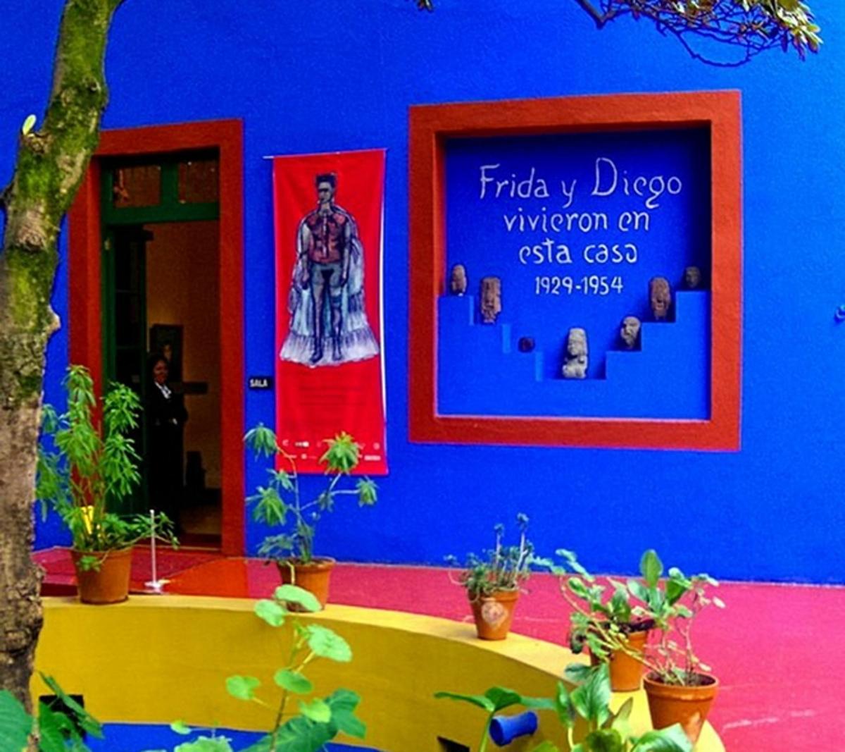 Una habitación con una pared azul con una imagen de una mujer.