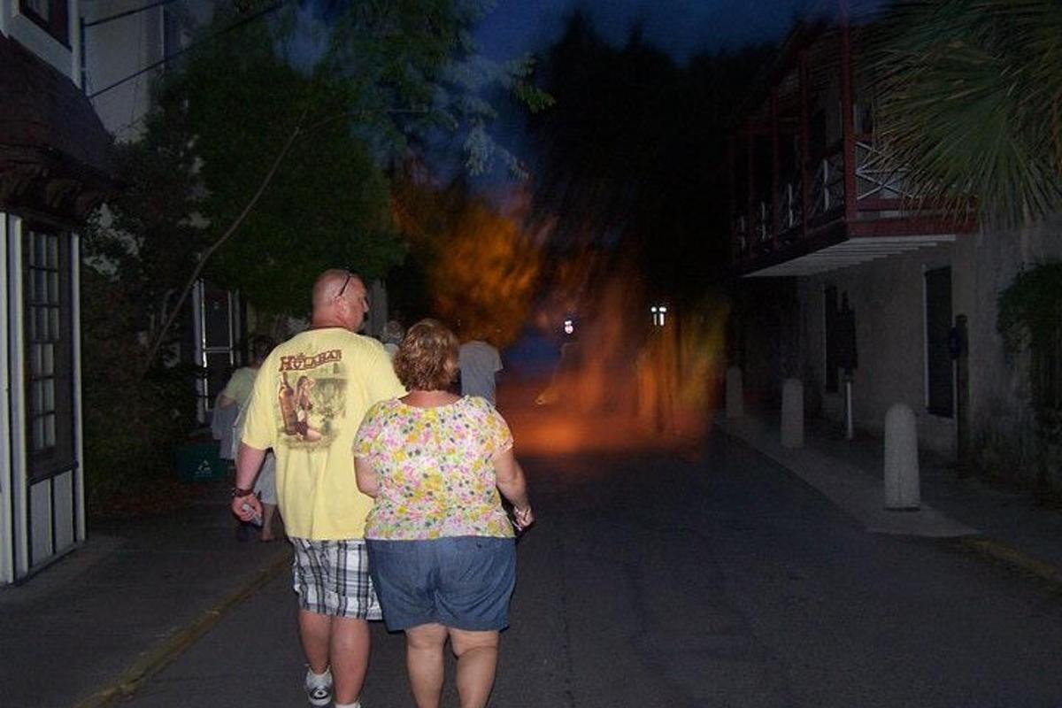 muž a žena jdoucí v noci po ulici