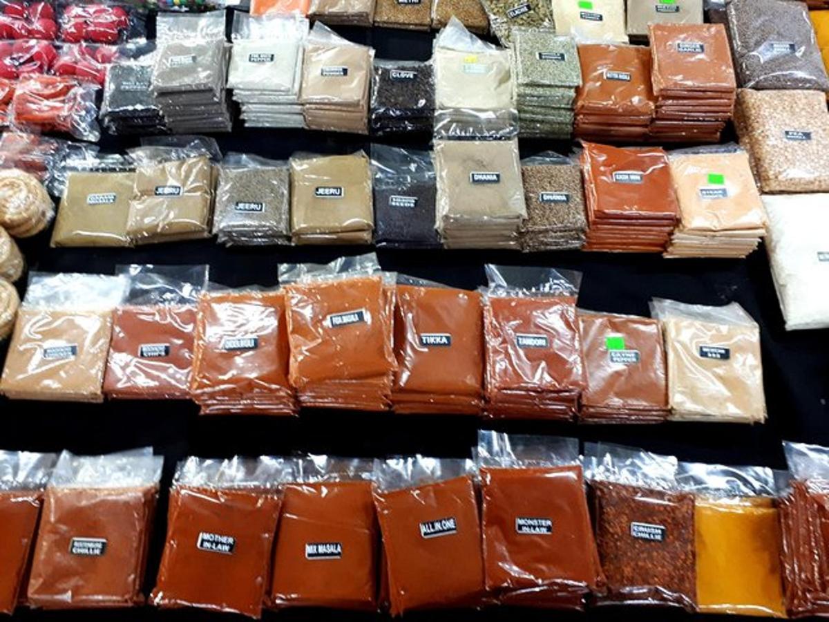 paparan pelbagai jenis makanan dalam beg plastik