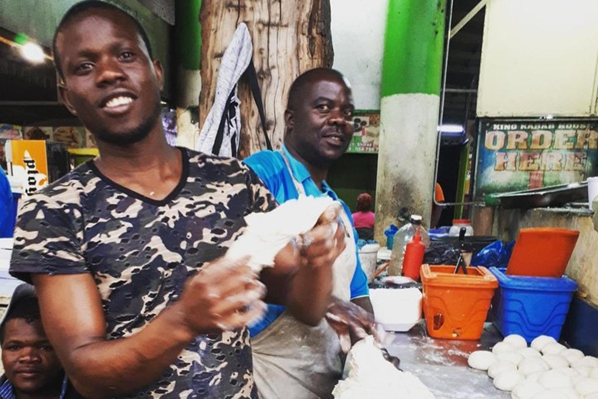 Un hombre sosteniendo un trozo de papel en un mercado.
