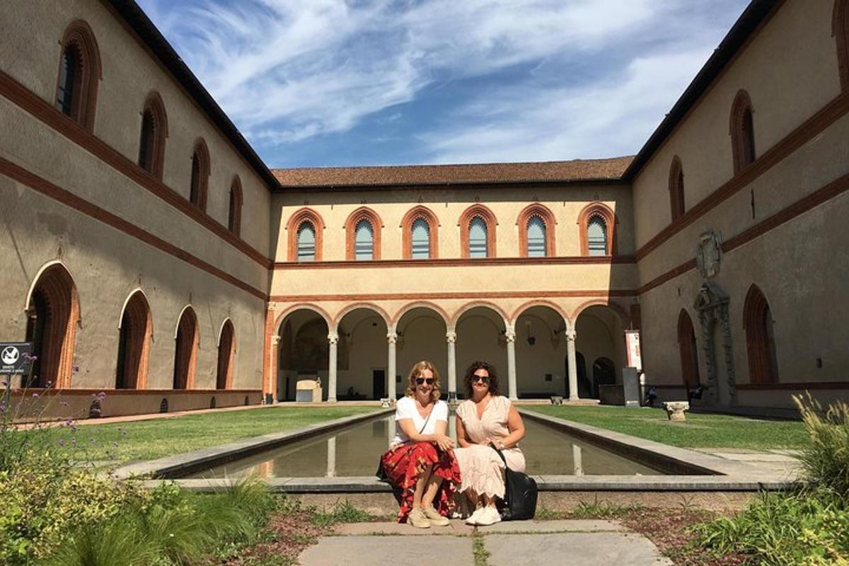 due donne sedute davanti a un edificio