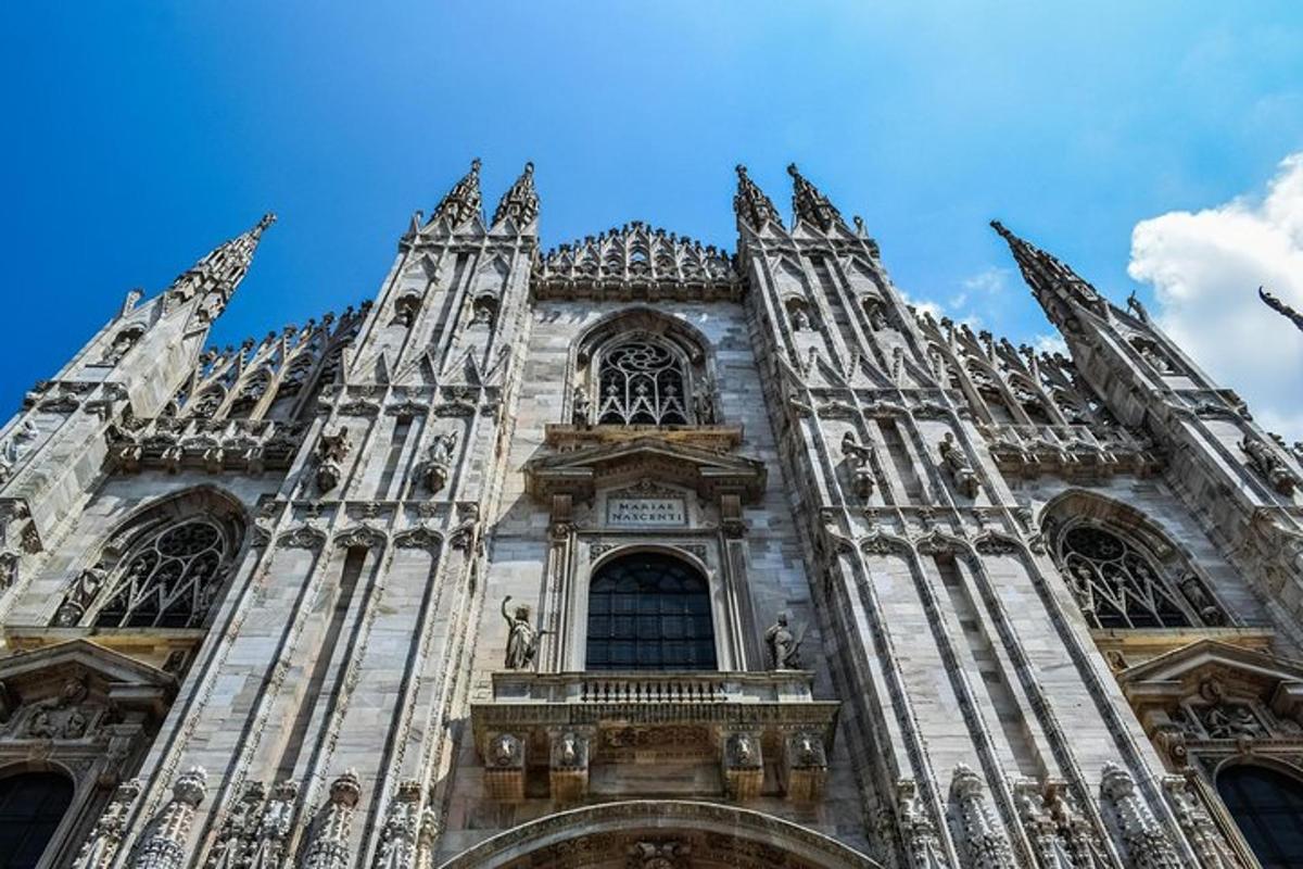 una grande cattedrale con un cielo azzurro sullo sfondo
