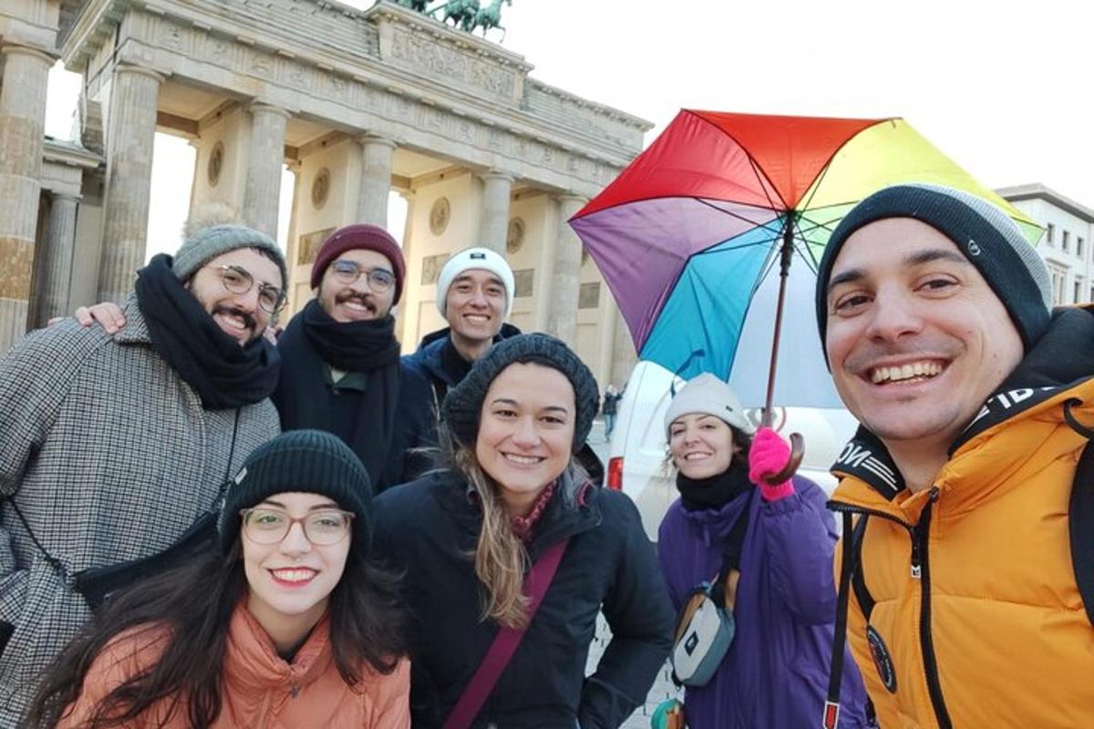 un gruppo di persone in piedi davanti a un edificio