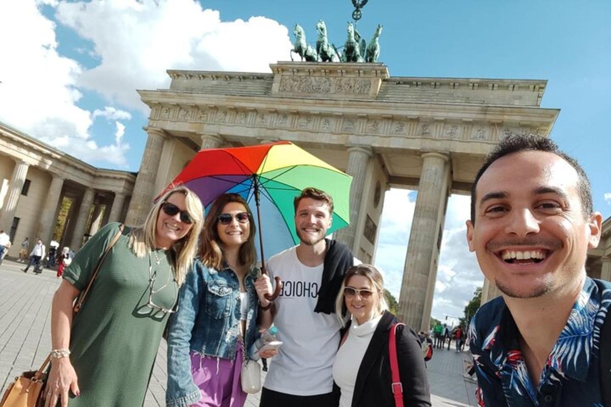 un gruppo di persone in piedi davanti a un monumento