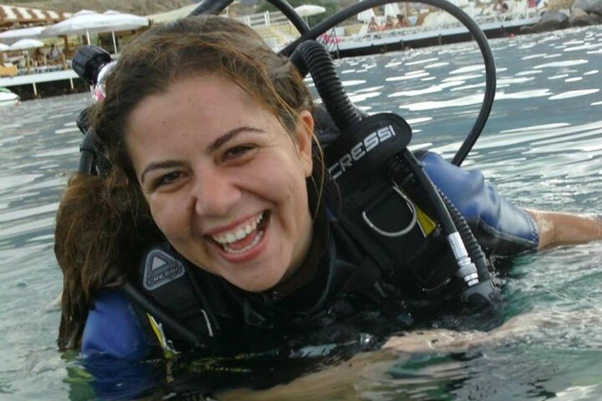 μια γυναίκα στο νερό σε μια πισίνα