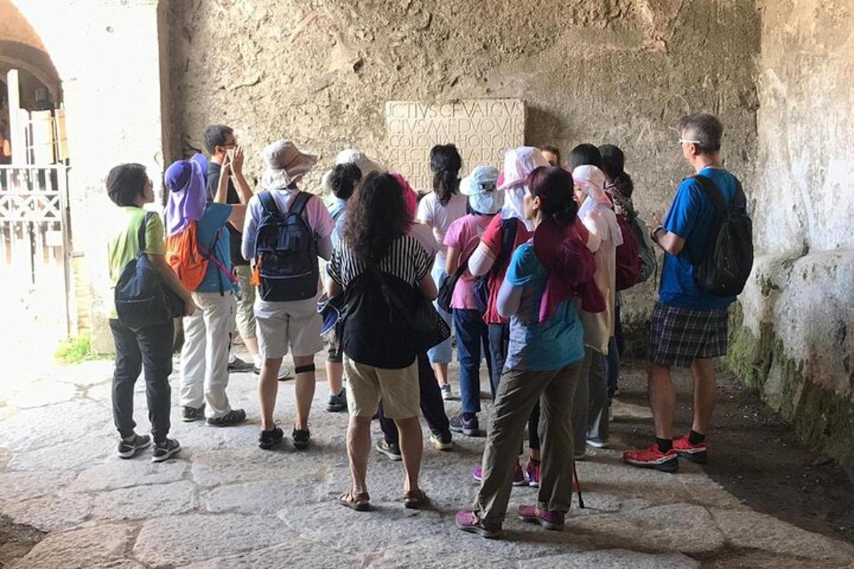 Un grupo de personas de pie junto a una pared