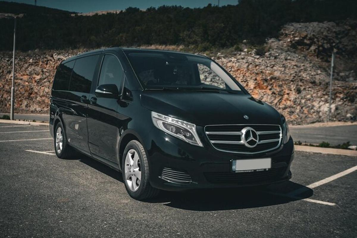 uma van preta estacionada em um estacionamento