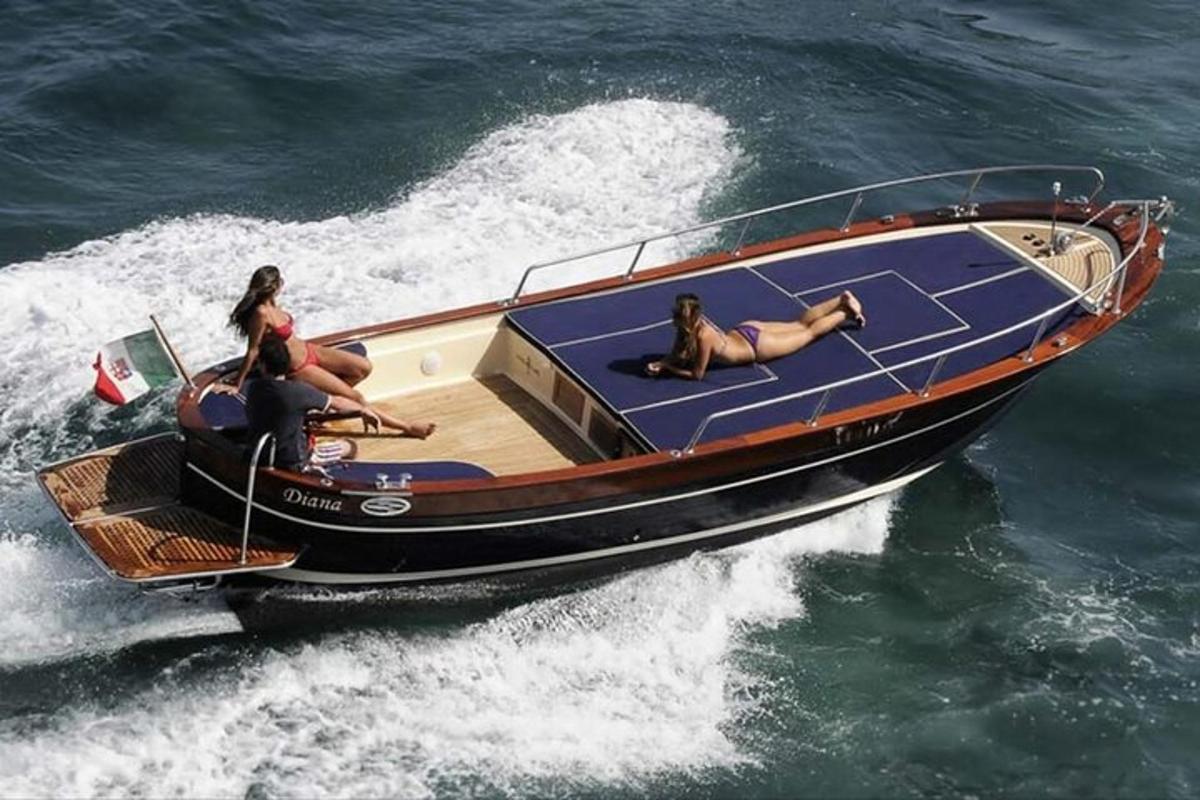 duas pessoas e um cachorro em um barco na água
