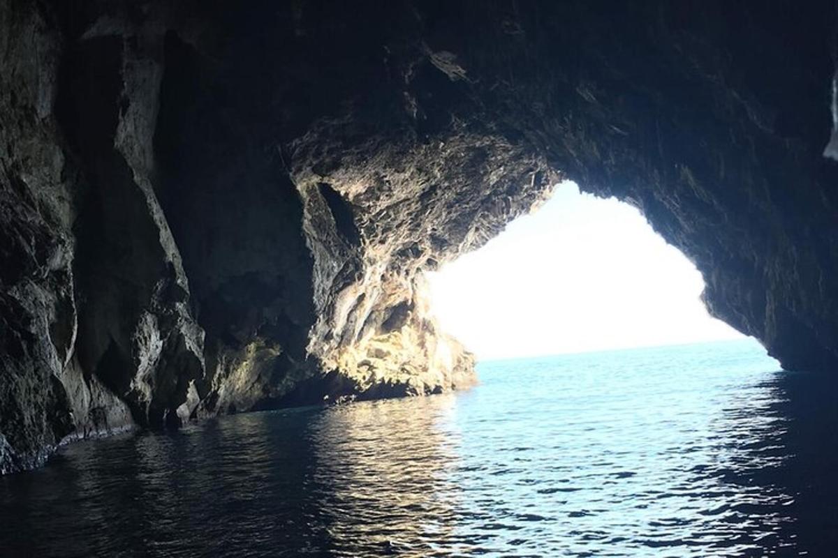 uma vista de uma caverna da água