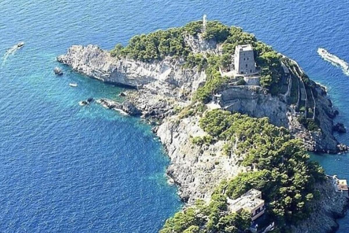 uma ilha na água com uma igreja nela