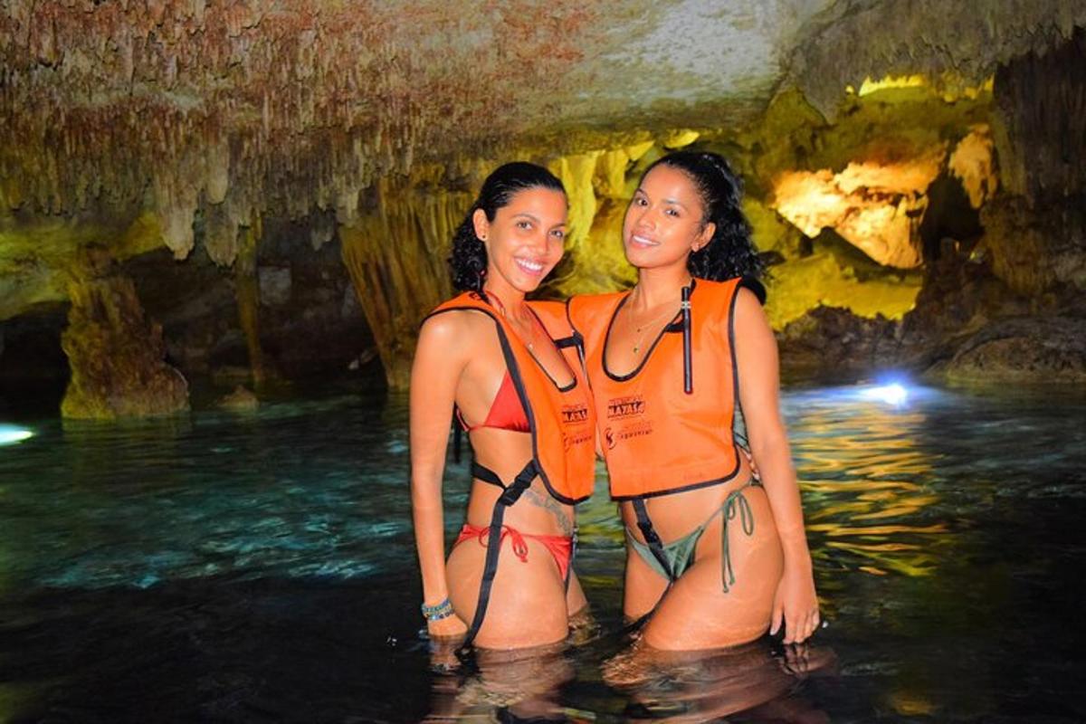 twee vrouwen staand in het water in een grot
