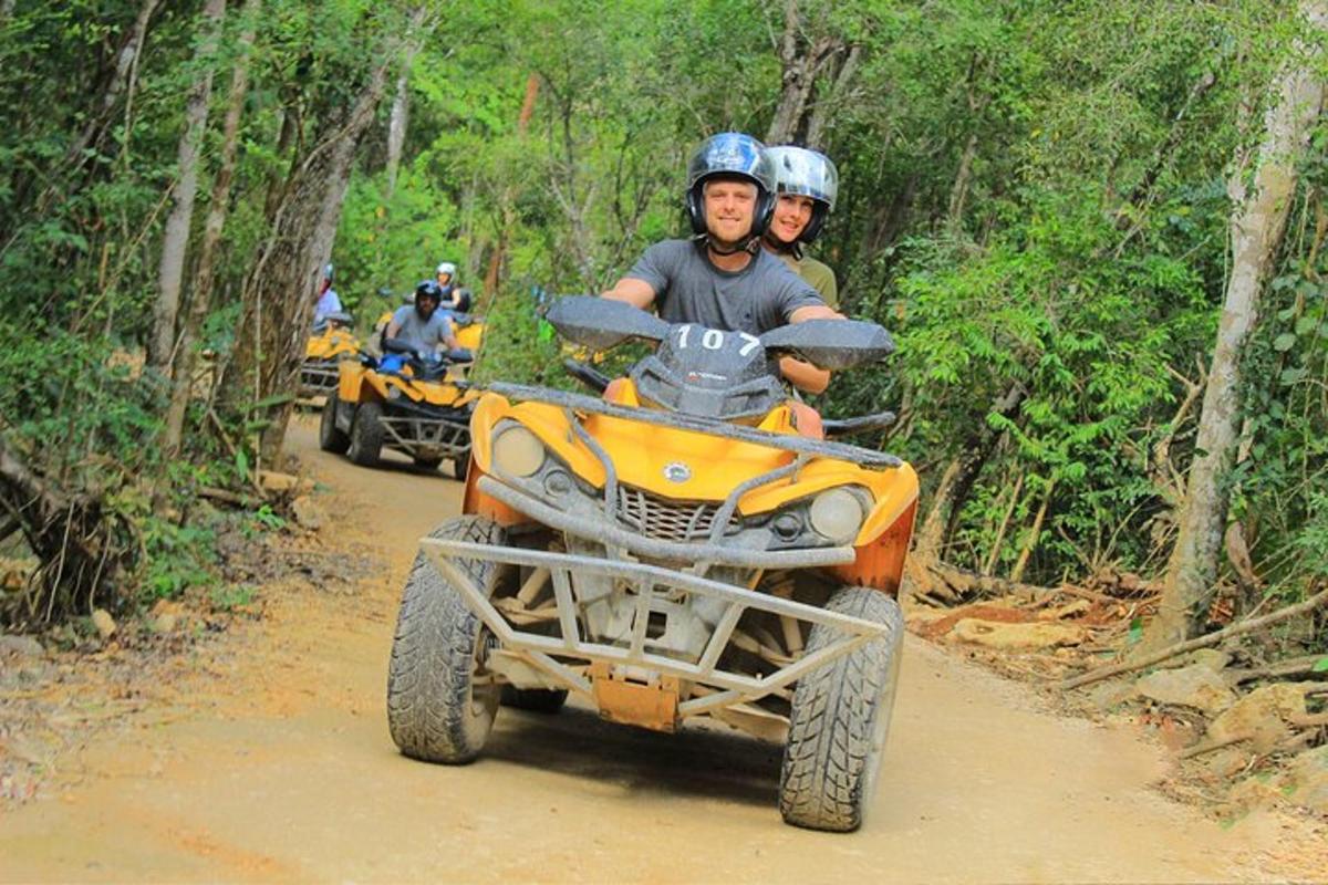 hai người đi xe địa hình trên đường đất
