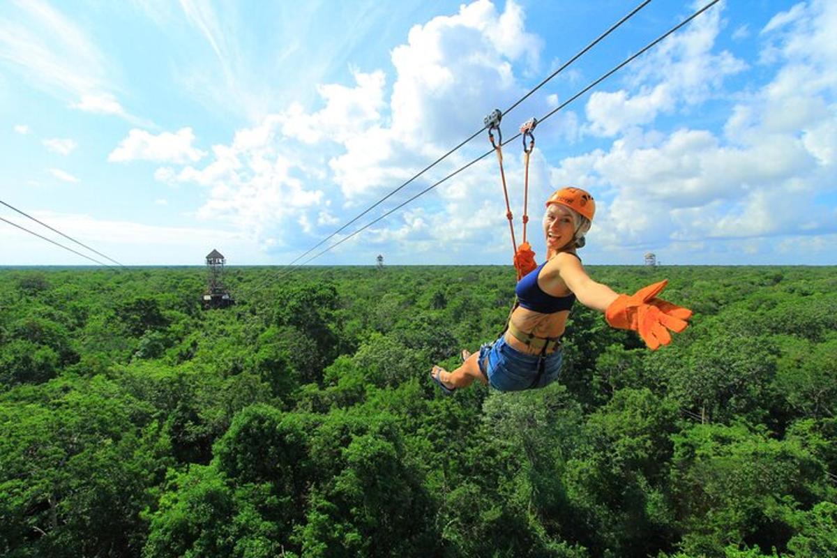 ženska na ziplineu čez polje dreves