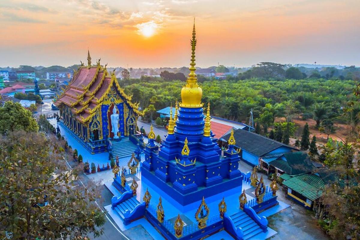 eine Draufsicht auf einen blau-gelben Tempel