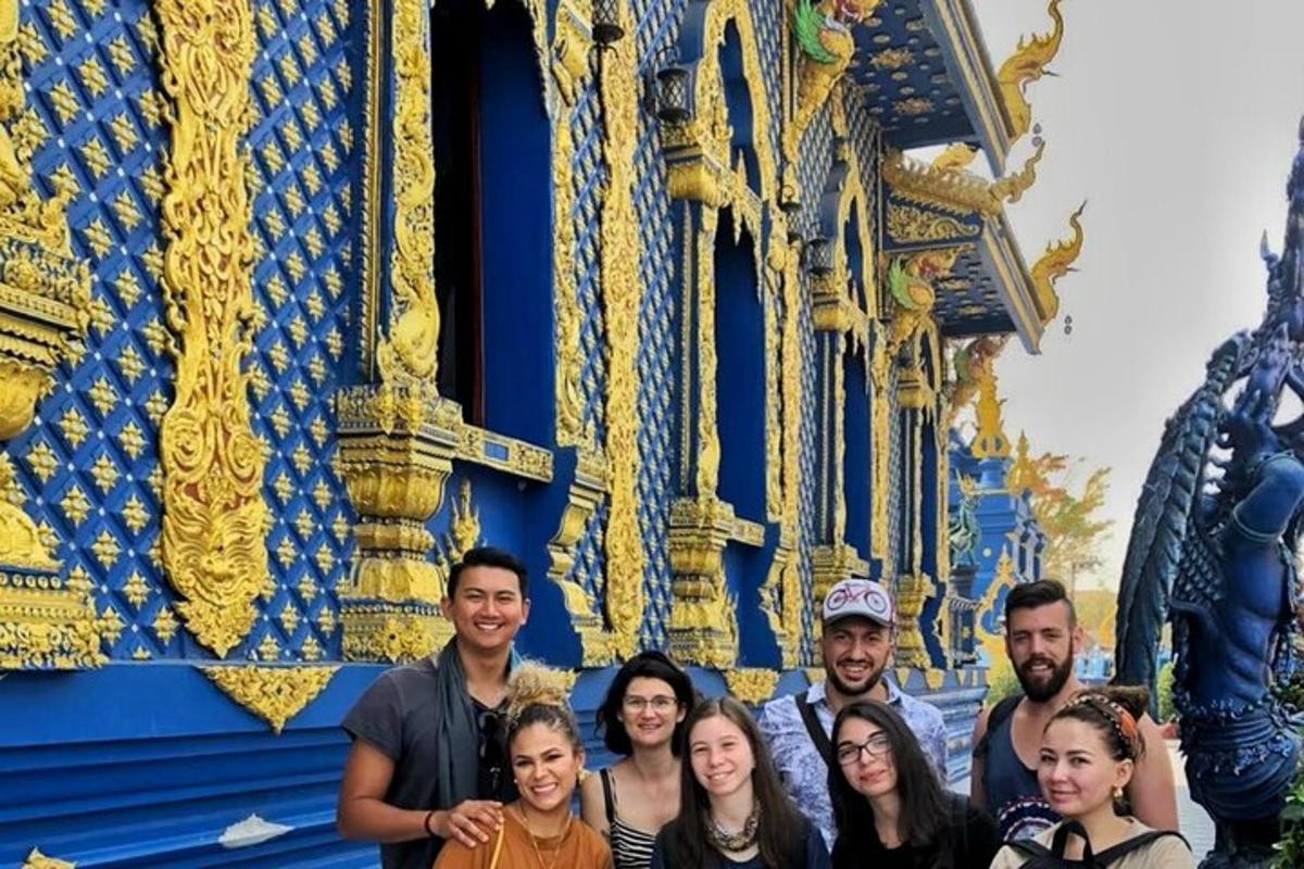 một nhóm người đứng trước một tòa nhà