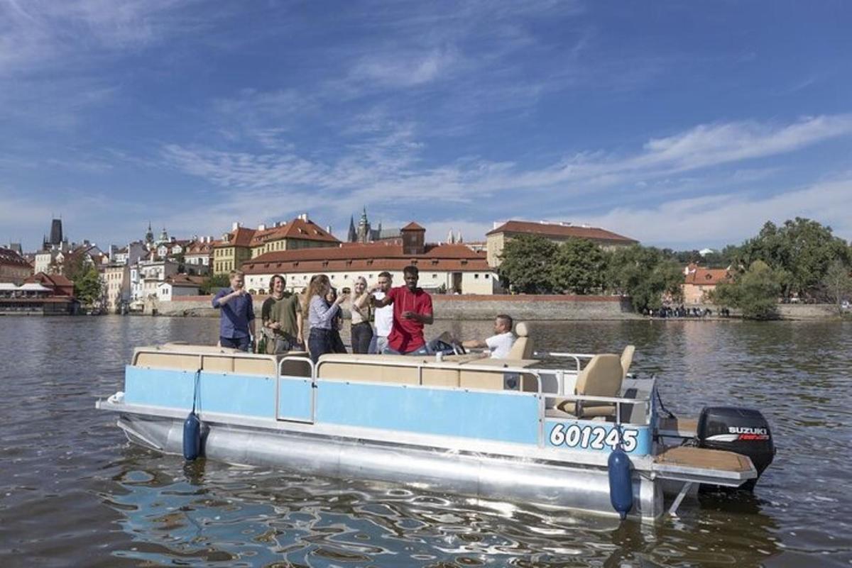 skupina lidí na lodi ve vodě