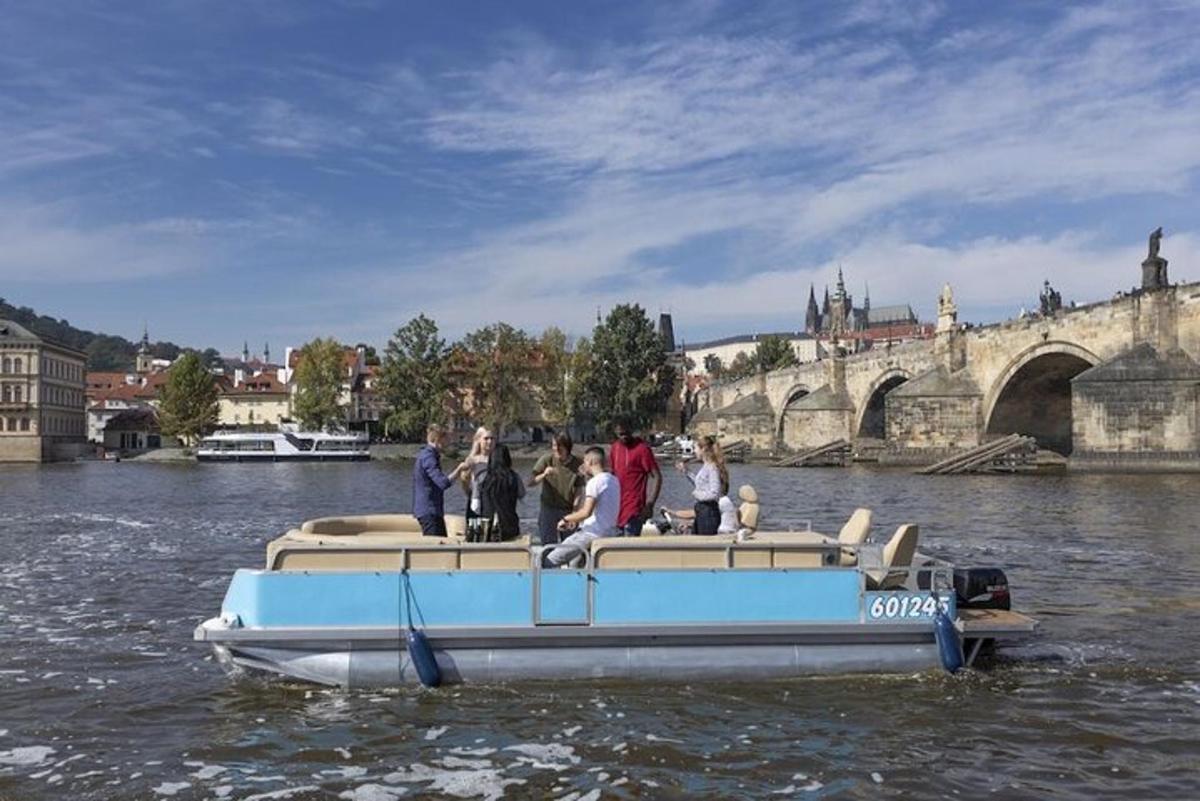 skupina lidí na modré lodi ve vodě