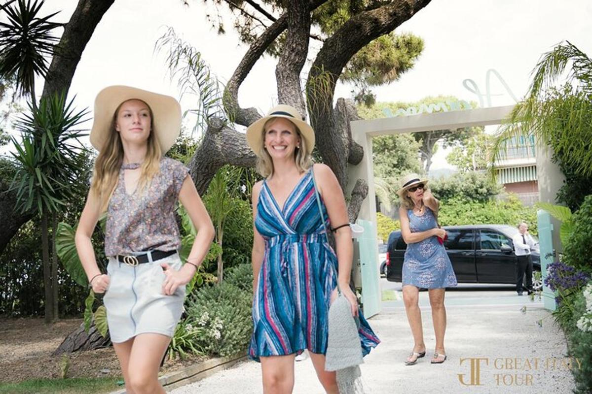 Δύο γυναίκες περπατούν σε ένα πεζοδρόμιο με καπέλα