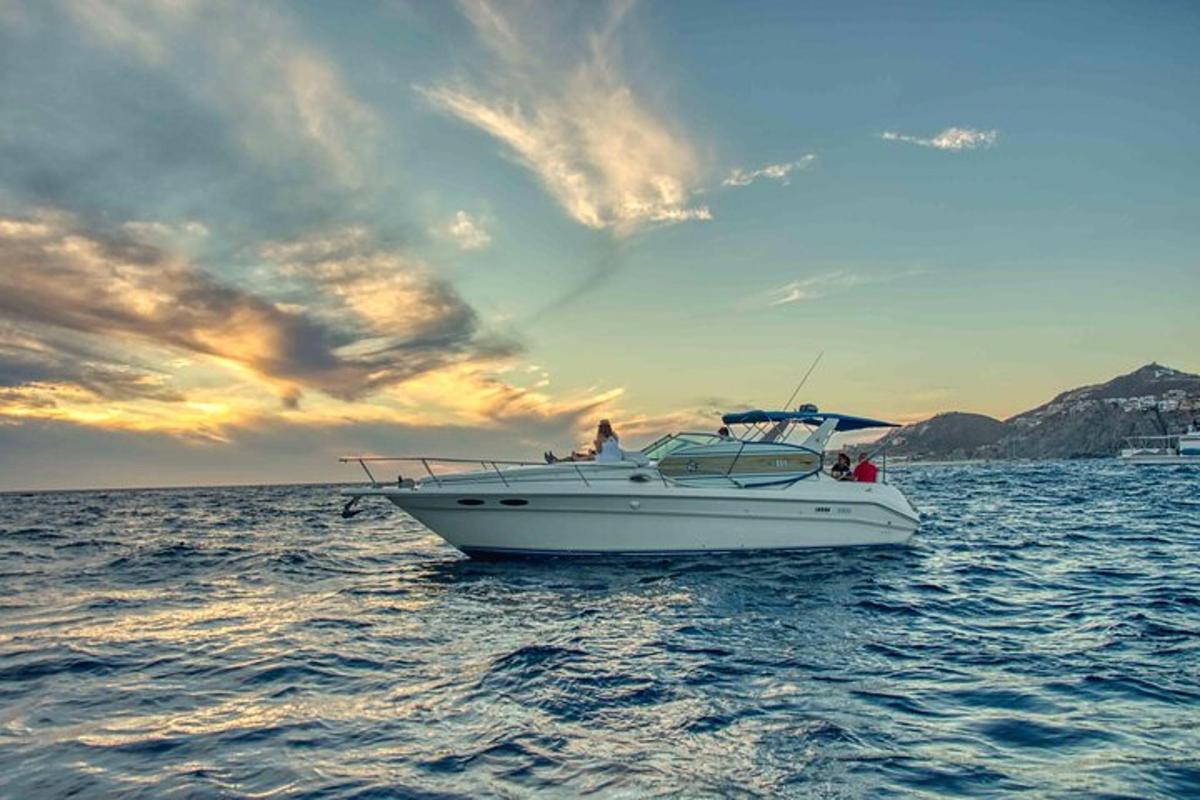 um barco branco na água sob um céu nublado