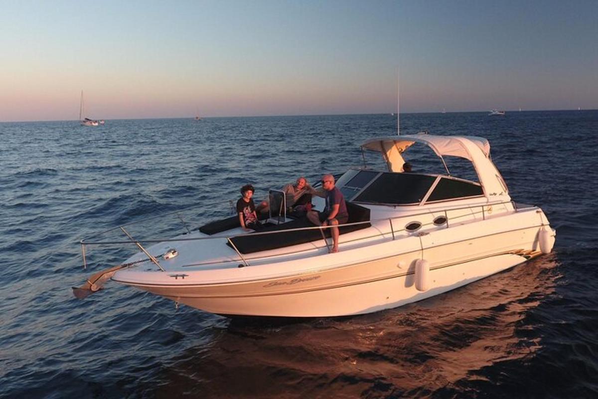 três pessoas sentadas em um barco na água